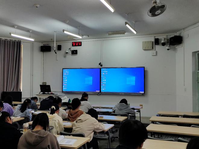 新太阳城数字化、智能化的“新教室”同学你爱了吗？(图1)