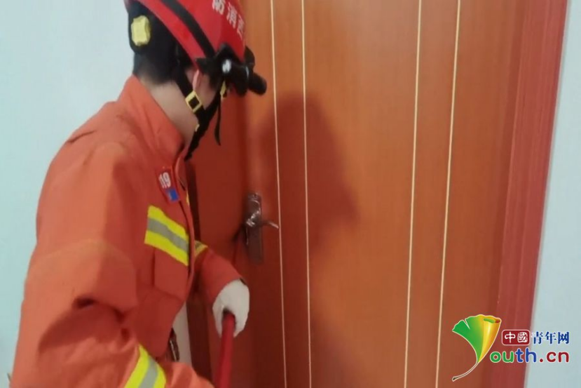 新太阳城瑞金消防：小孩被困屋内 消防员3分钟成功解救(图1)